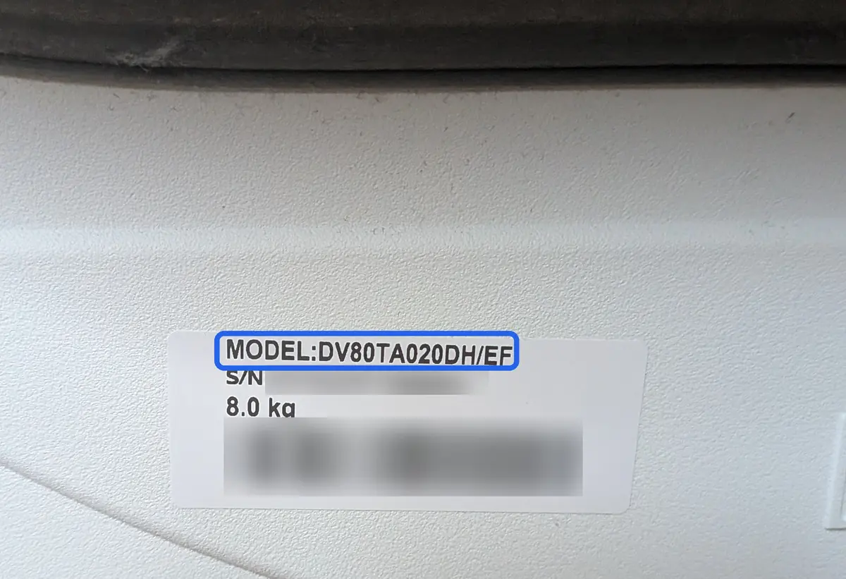 Étiquette d'un sèche-linge Samsung visible porte ouverte, sous le joint, avec la ligne MODEL entourée