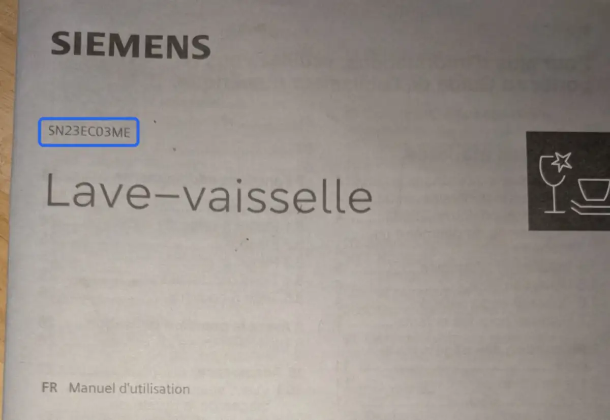 Couverture de la notice papier d'un lave-vaisselle Siemens, avec la référence SN23EC03ME entourée