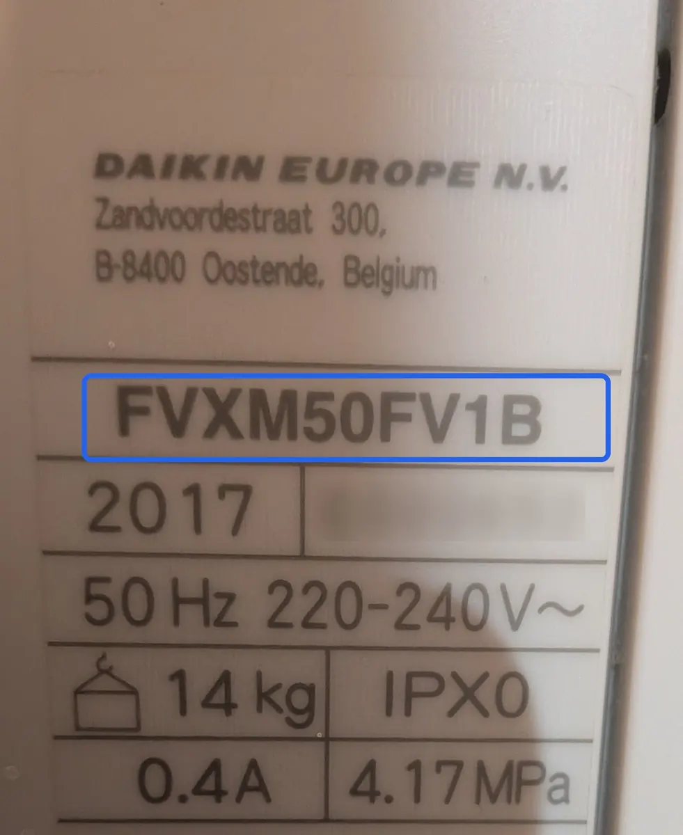 Plaque signalétique d'une unité intérieure de climatisation Daikin, avec la référence FVXM50FV1B entourée